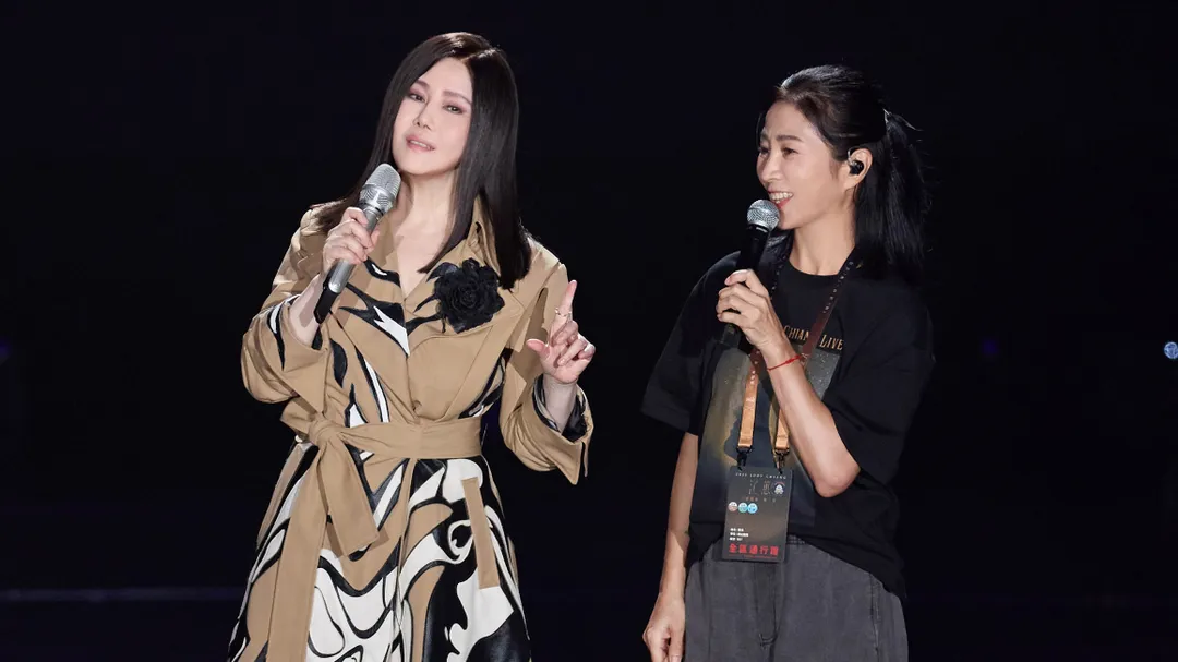 方文琳(右)18日晚間喬裝成「送水小妹」驚喜現身好友江蕙(左)的演唱會。(圖/寬宏藝術提供)
