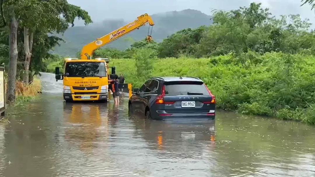 民眾的車子泡在積水中。（圖／中天新聞）