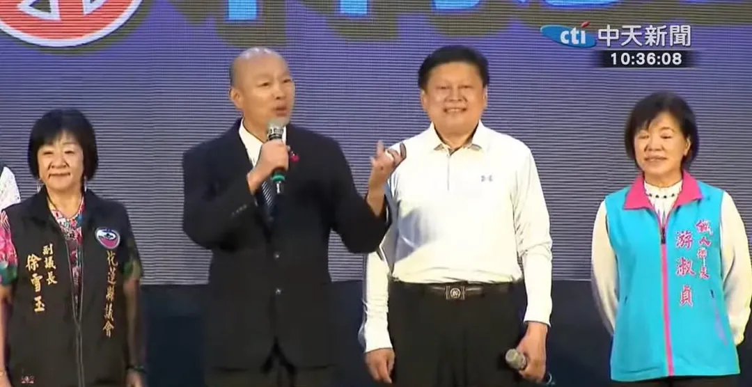 立法院長韓國瑜(左二)19日趕往花蓮挺傅崐萁(右二)。(中天新聞)