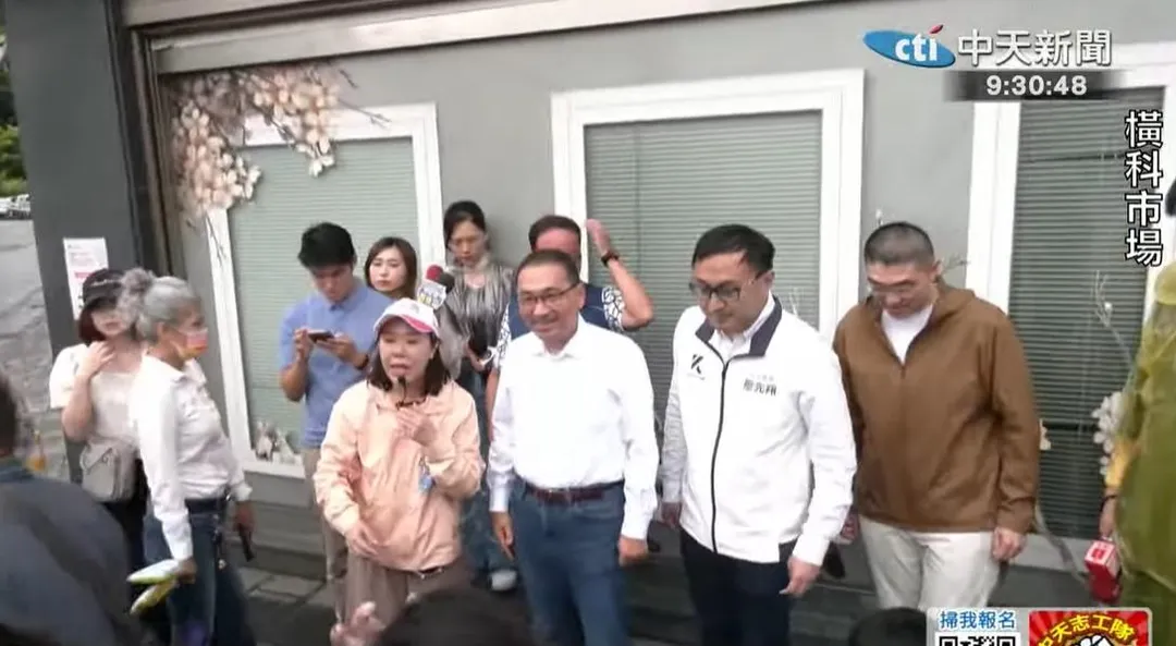 藍委李彥秀(左起)、新北市長侯友宜、藍委廖先翔、基隆市長謝國樑在橫科市場街頭站講宣導反罷免。(中天新聞)