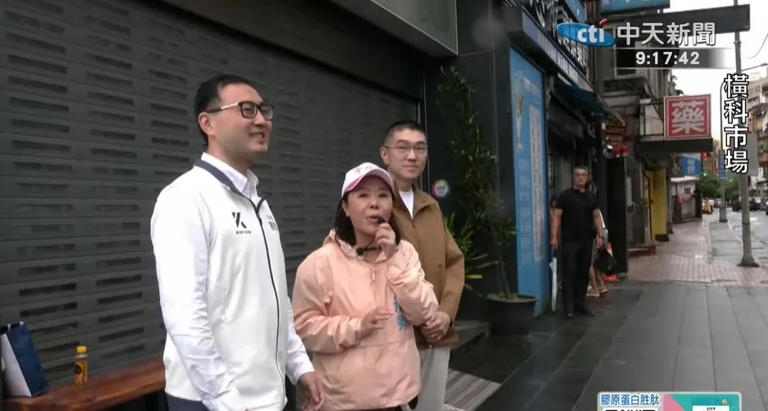 藍委廖先翔(左起)、李彥秀及基隆市長謝國樑在橫科市場街頭站講宣導反罷免。(中天新聞)
