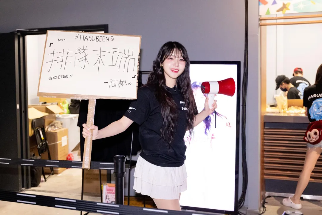 廉世彬負責維持現場排隊秩序。（圖／樂天桃猿提供）