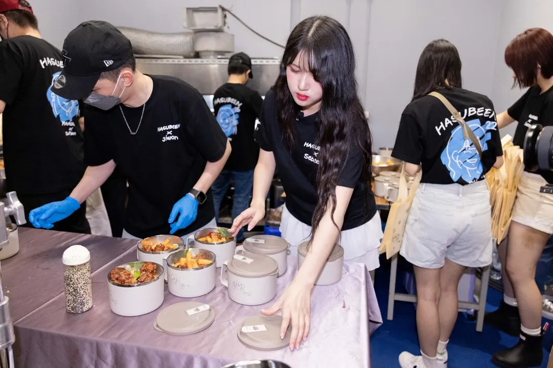 廉世彬預估餐點5局結束就會賣完。（圖／樂天桃猿提供）