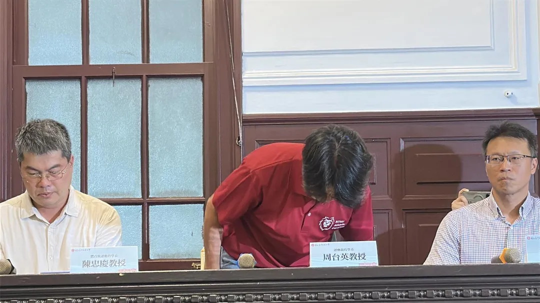 周台英鞠躬道歉。（圖／塗豐駿攝）