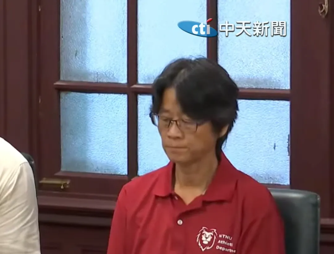 台師大女足教練周台英19日在記者會上哽咽道歉，也向師生公布前1天寫好的道歉信函。（圖／中天新聞）