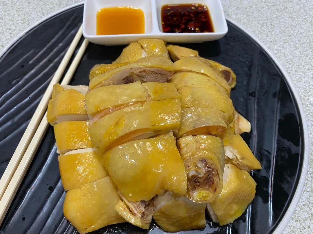 玉米雞皮薄、油脂豐富，製成鹽焗料理風靡老饕。（圖／黃宏輝提供）