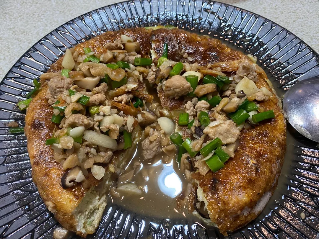 剖開菜脯蛋可見其厚實。（圖／黃宏輝提供）