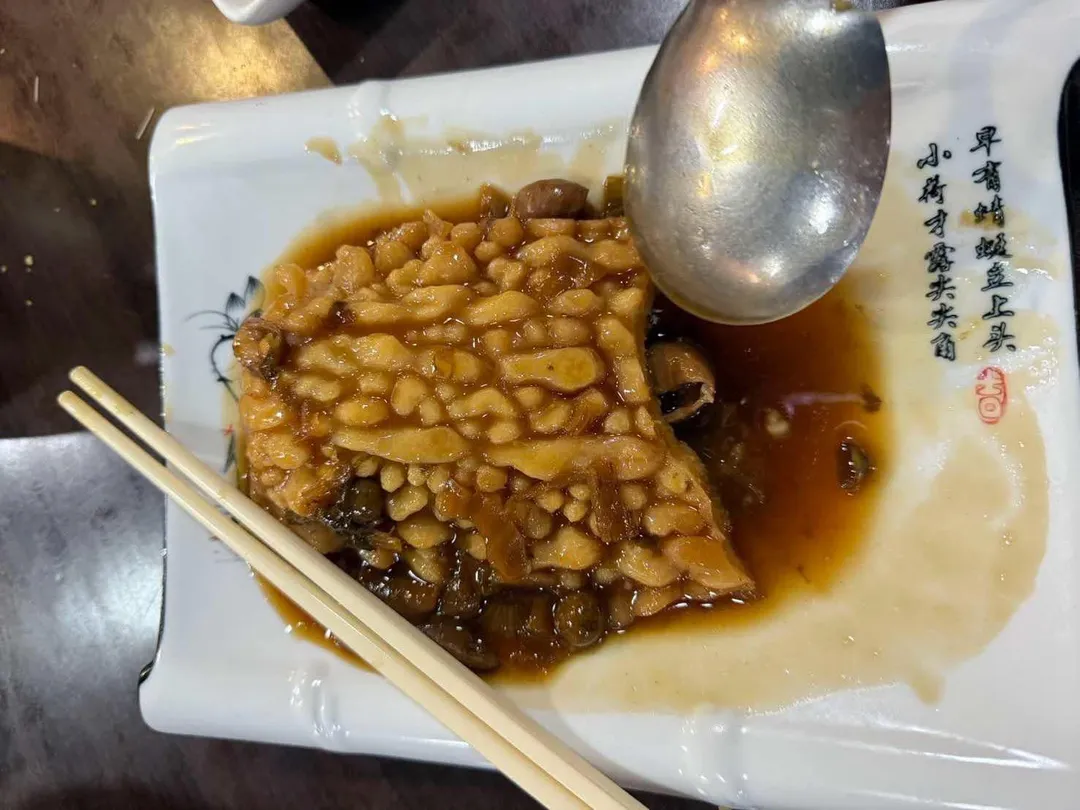 滷肥腸吸附苦瓜之味，和重口味的醬香滷汁交融出特殊口感。（圖／黃宏輝提供）