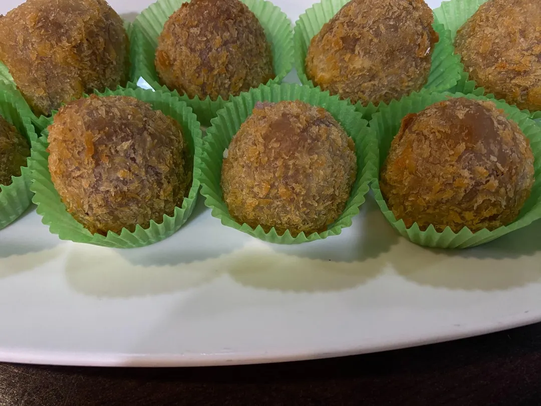 爽脆外皮包裹著微甜微鹹的芋泥和鴨肉丁。（圖／黃宏輝提供）