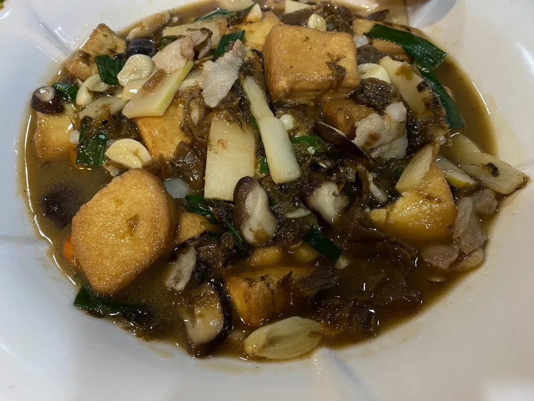 酸香獨特的梅干菜擺入燒豆腐，堪稱客家菜的代表。（圖／黃宏輝提供）