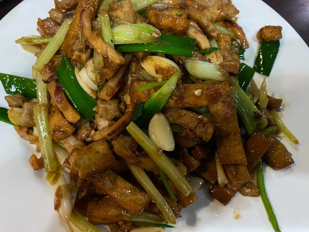 客家小炒的豆干滲入肉汁和魷魚香氣。（圖／黃宏輝提供）