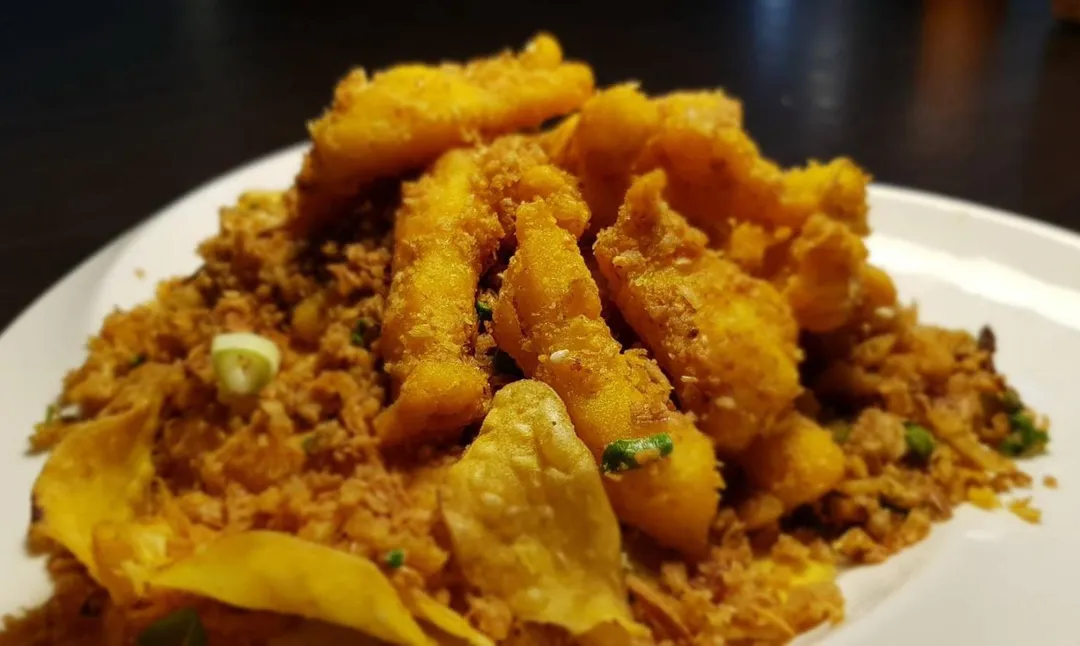 熟悉的鹹蛋黃（金沙）、麥片和極具海味的炸軟絲竟是意外風味。（圖／五月雪提供）