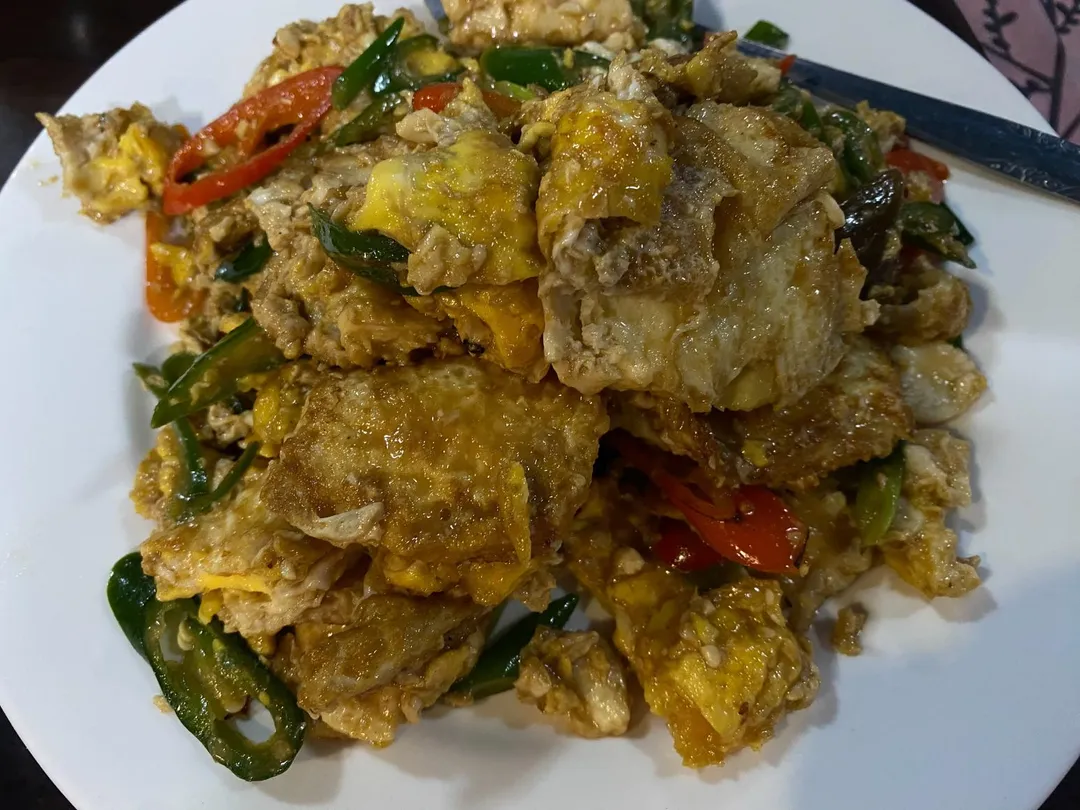 剝皮辣椒獨特香氣加進炒蛋創造新意。（圖／黃宏輝提供）