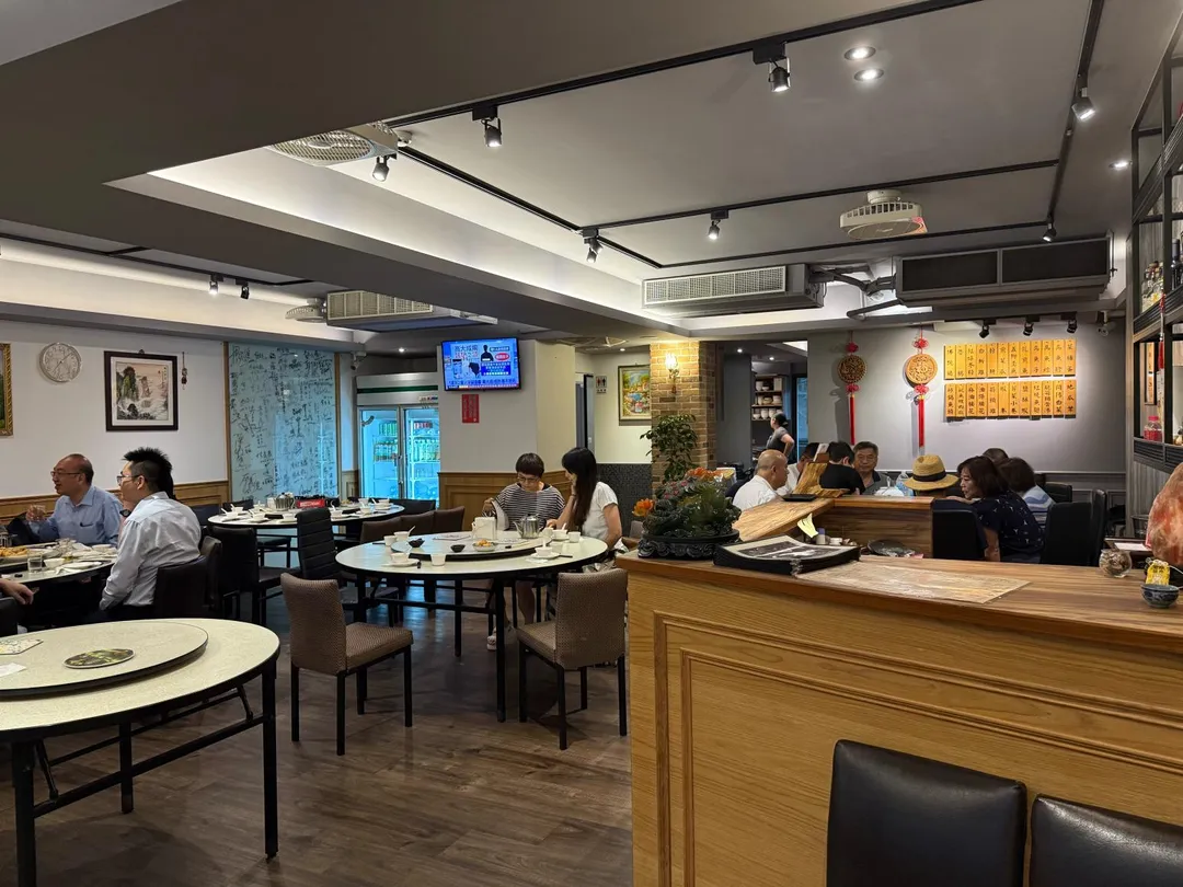 店內設置一如台式文化的用餐慣例。（圖／黃宏輝提供）