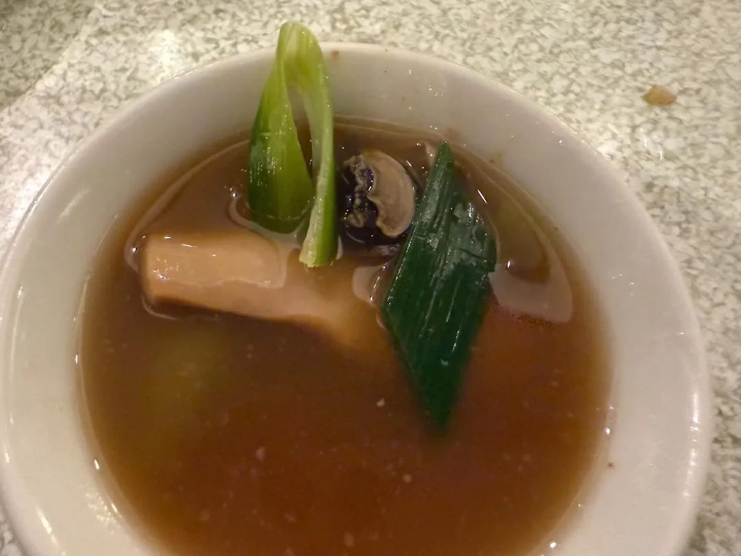 魷魚螺肉蒜的湯汁味美近乎「濃縮」之感。（圖／黃宏輝提供）