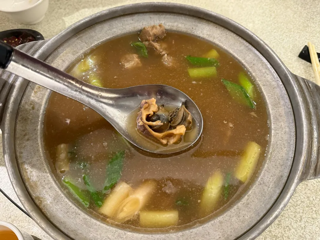 魷魚螺肉蒜堪稱台菜名物，鹹甘螺肉飽滿有嚼勁。（圖／黃宏輝提供）