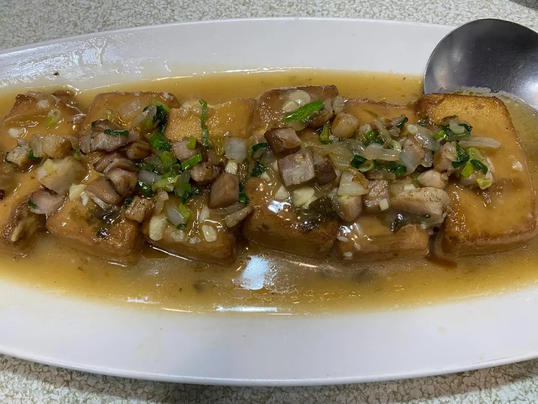 炸至金黃的蛋豆腐添進鹹豬肉丁、多種辛香料，樸素的味道調節大菜留下的濃厚滋味。（圖／黃宏輝提供）