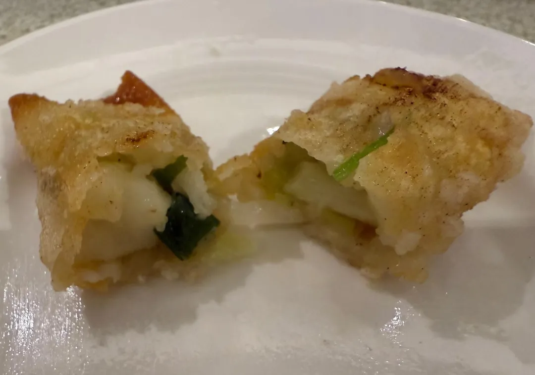 手工蝦捲只以蔬菜類提香，襯出蝦仁鮮味。（圖／黃宏輝提供）