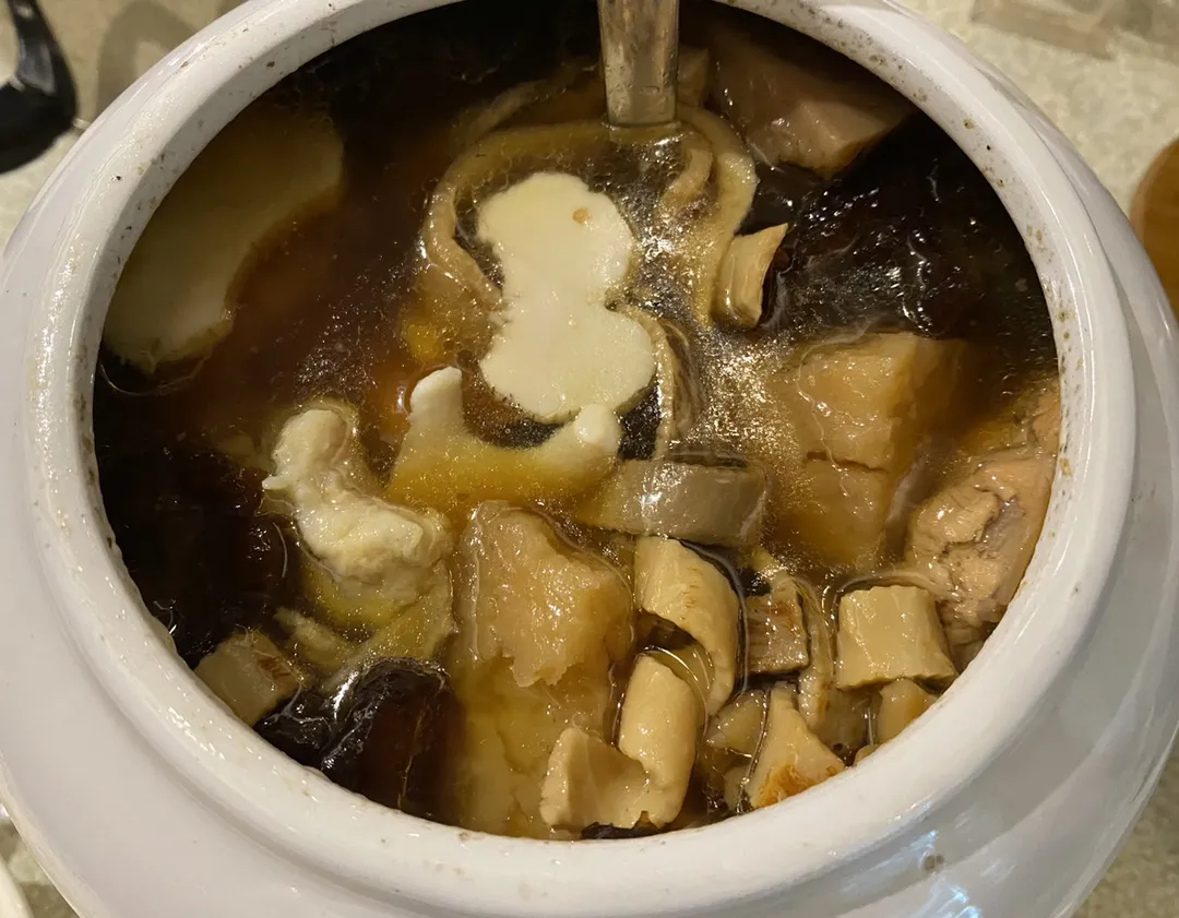 佛跳牆各角色在廚師巧思下鮮味紛呈、亂中有序。（圖／黃宏輝提供）