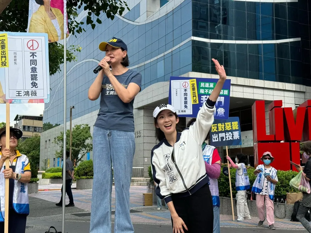 李明璇陪同王鴻薇反罷免掃街拜票。（圖取自李明璇臉書）