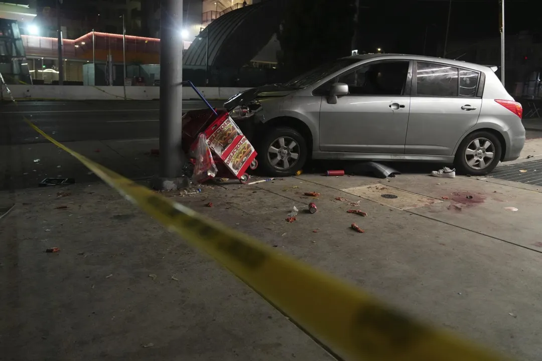 洛杉磯一間夜店外發生汽車衝撞人群事故，憤怒的民眾將肇事駕駛拖出車外痛毆。（圖／美聯社）