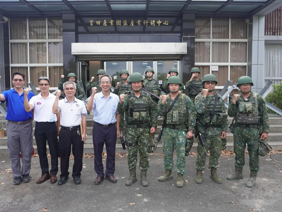 台糖執行長慰問第54工兵群。(圖/第4作戰區)