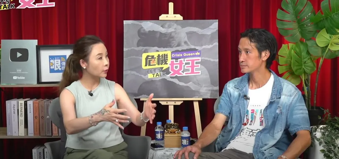 唐治平（右）在許聖梅主持的節目《危機女王》中露面，與一年前判若兩人。（圖／翻攝自中天電視YT）
