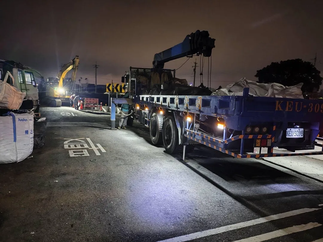 台中市龍井區安良港大排護岸19日遭連日大雨掏空，市府水利局立即派員前往現場查勘處理，搶修作業6小時完成。（圖／台中市政府水利局）