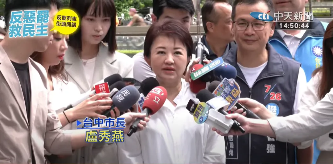 盧秀燕今陪同羅智強車掃。（圖/中天新聞）
