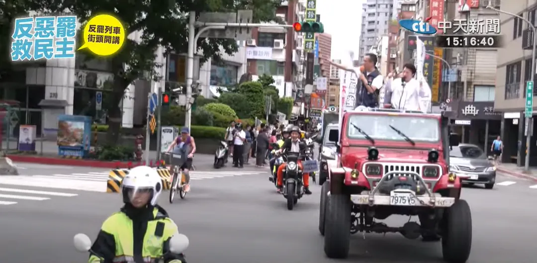 盧秀燕和羅智強車掃，受到民眾熱烈的歡迎。（圖/中天新聞）