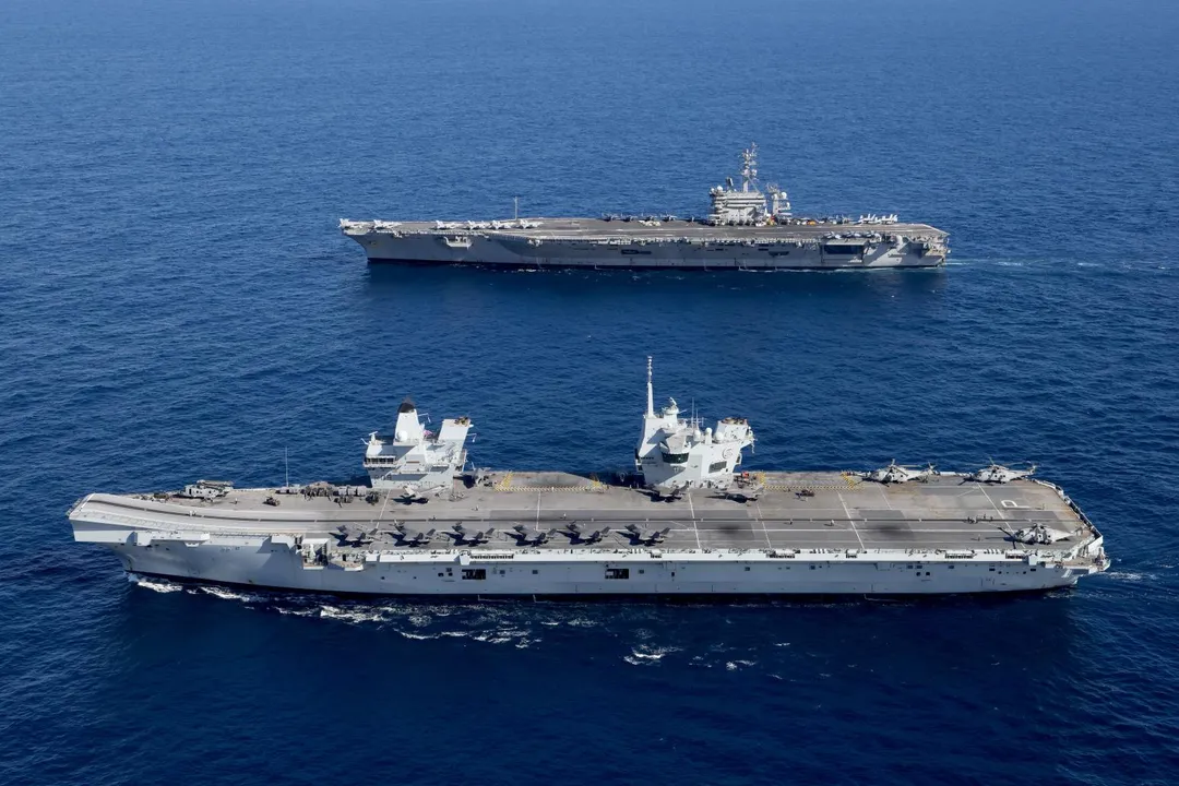 英軍威爾斯親王號與美軍華盛頓號(背景)航艦首度同時參加護衛軍刀演習。(圖/英國國防部)