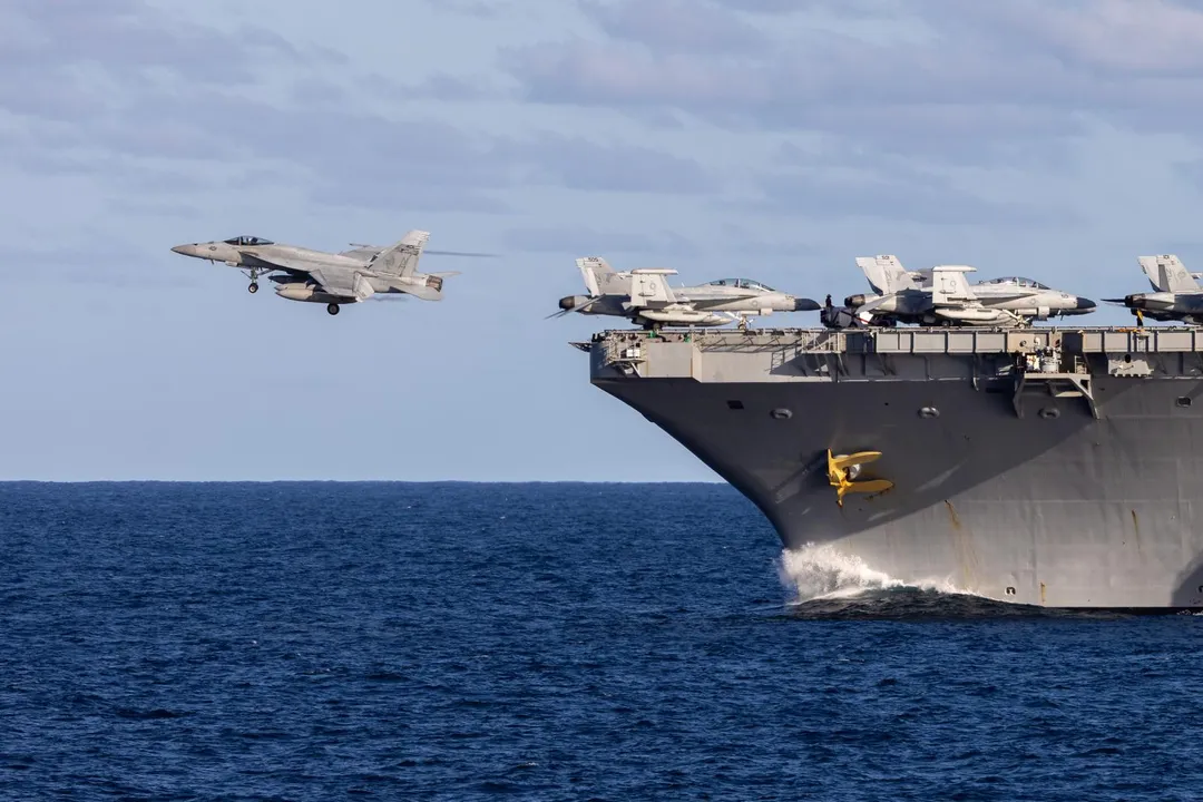 美軍F/A-18E戰機由華盛頓號上彈射起飛。(圖/英國國防部)