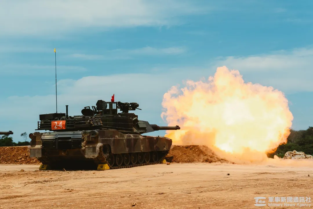 陸軍最新的M1A2T戰車射擊120公厘戰車砲。(圖/軍聞社)
