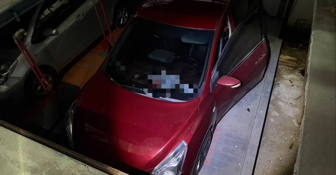 台中父子墜落機械車格，1歲男童頭部遭夾不治身亡。（圖／翻攝畫面）