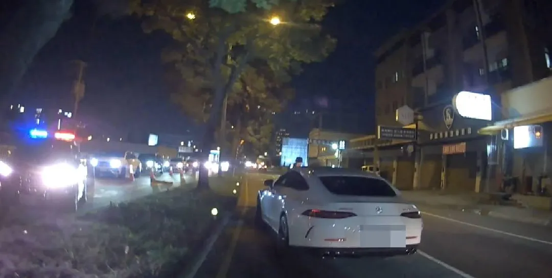 台中市西屯區一輛賓士GT43轎跑車因未掛前車牌遭員警攔下臨檢。(圖/中天新聞)