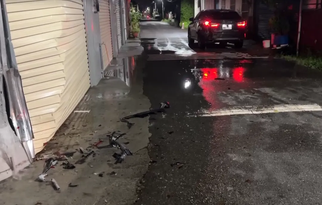 小客車與計程車發生擦撞後,接著失控衝撞路旁一處民宅的鐵皮屋。(圖/中天新聞)