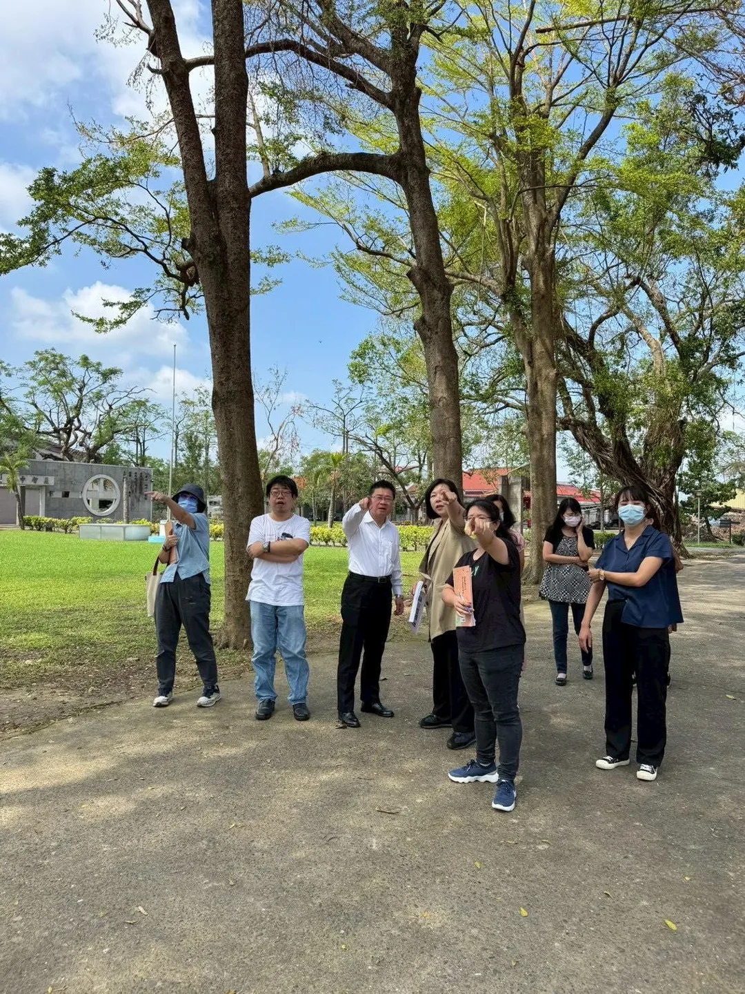 衛福部次長呂建德日前和社會及家庭署代理署長周道君到台南後壁區，實地勘查台南教養院的房舍受損與復原情形。（圖／翻攝自呂建德臉書）