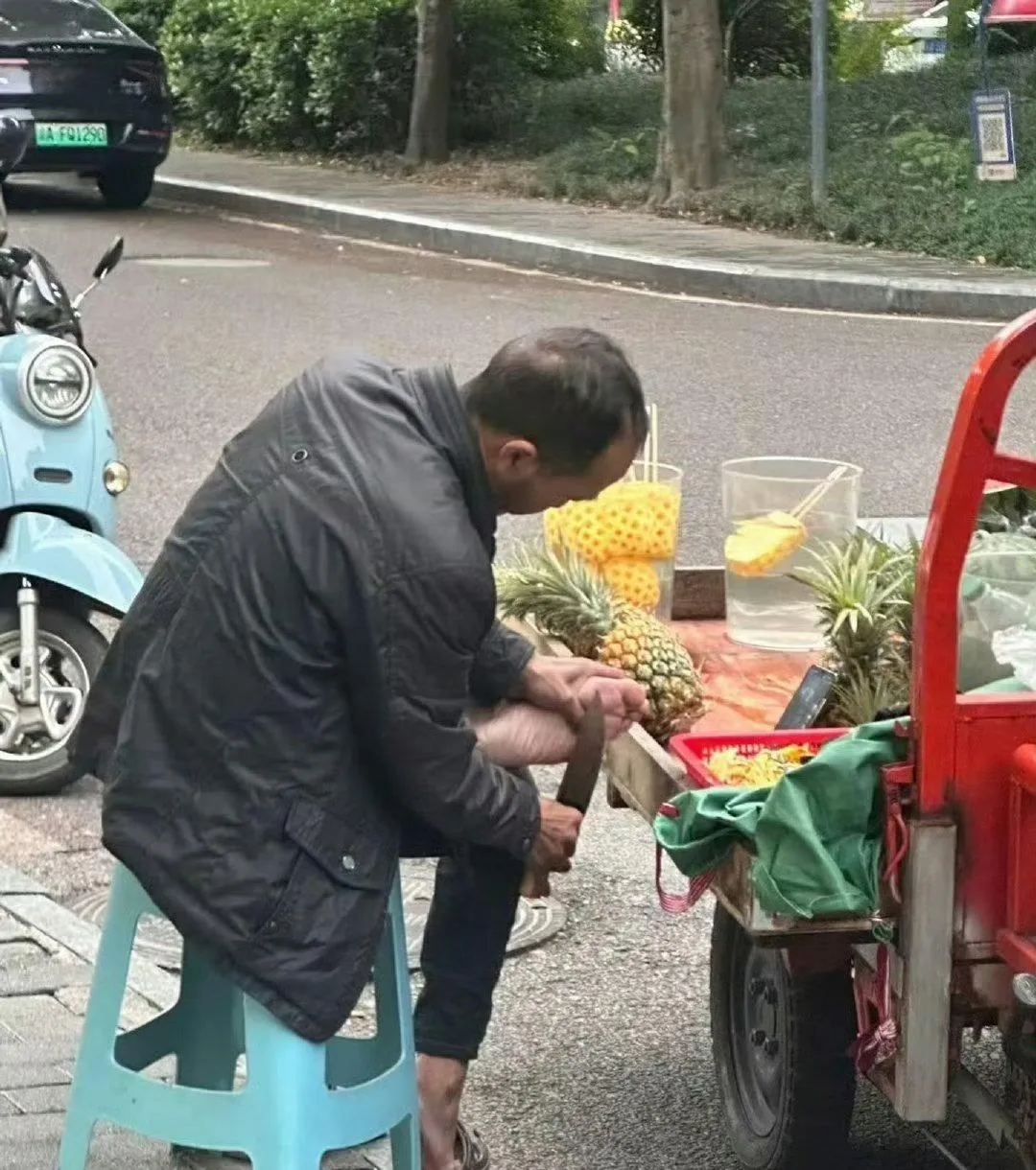 2024年陸網也曾揭露賣鳳梨的老爺爺用削鳳梨刀削腳皮，被目擊網友拍下公布。（圖／翻攝微博@手機界大佬）