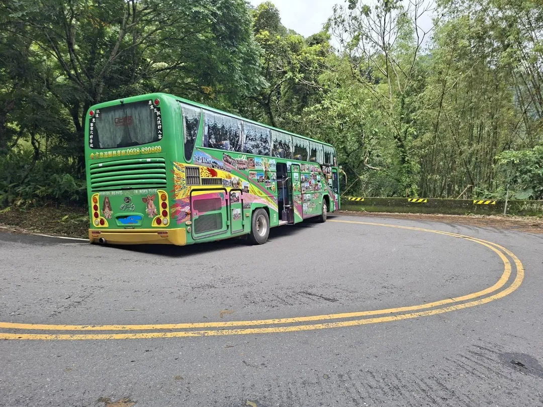 遊覽車卡在彎道,畫面相當駭人。(圖/翻攝畫面)