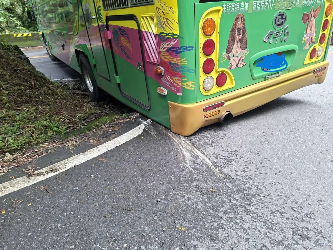 遊覽車卡在彎道。(圖/翻攝畫面)