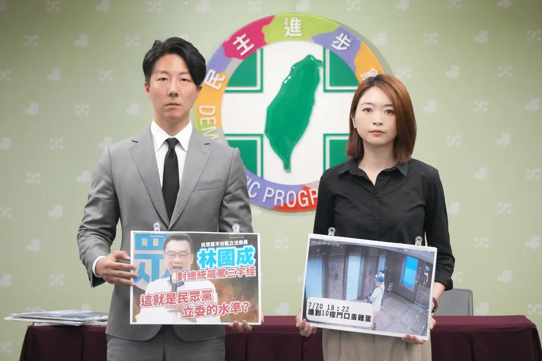 民進黨發言人吳崢(左)、韓瑩(右)。(圖/民進黨提供)