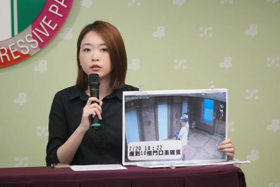 韓瑩表示,民進黨對於任何暴力都是「零容忍」,這棟大樓不止有民進黨,也有其他公司樓層,呼籲黃國昌對此暴力行為道歉,並約束支持者。(圖/民進黨提供)
