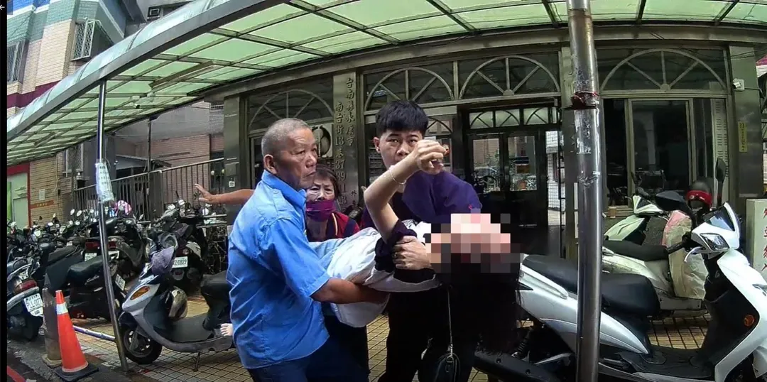 一名越南籍女留學生於20日上午突發嚴重過敏,在住處大樓前癱倒無法呼吸,所幸永康分局鹽行派出所警員即時發現並緊急送醫,成功搶救一命。(圖/警方提供)