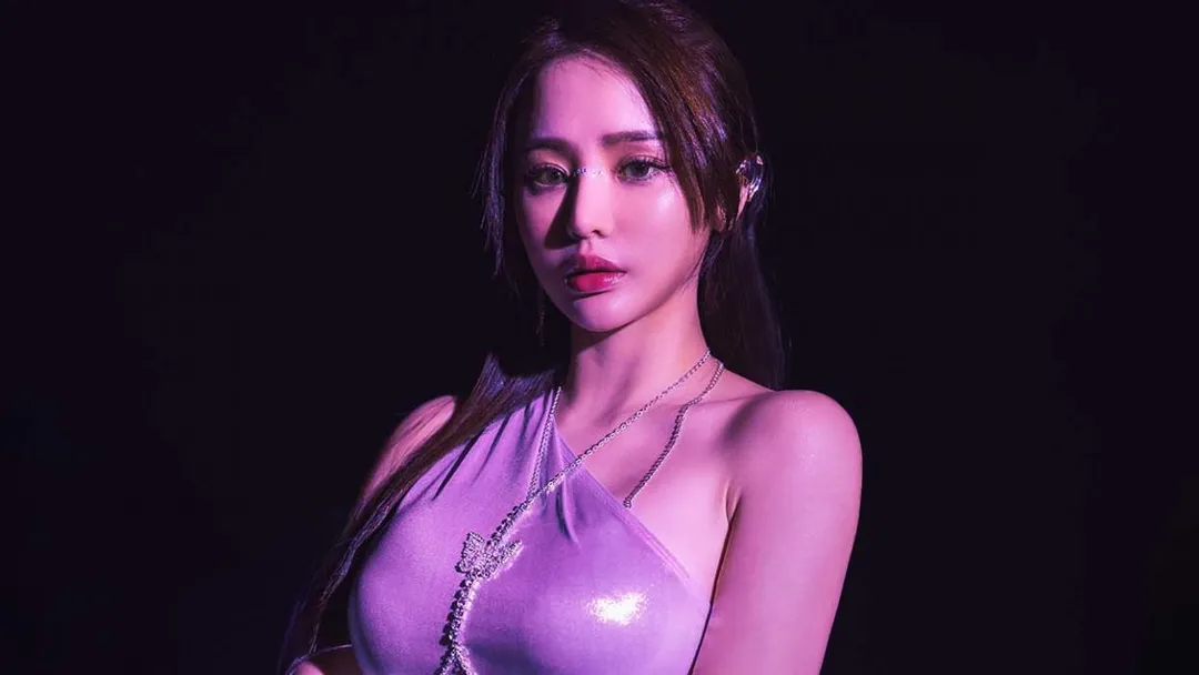 DJ VEENA不諱言性感火辣的外型常讓外界聚焦她的身材多過實力，但她以七年磨一劍的技術打破刻板印象。（圖／又嘉的藝想世界）
