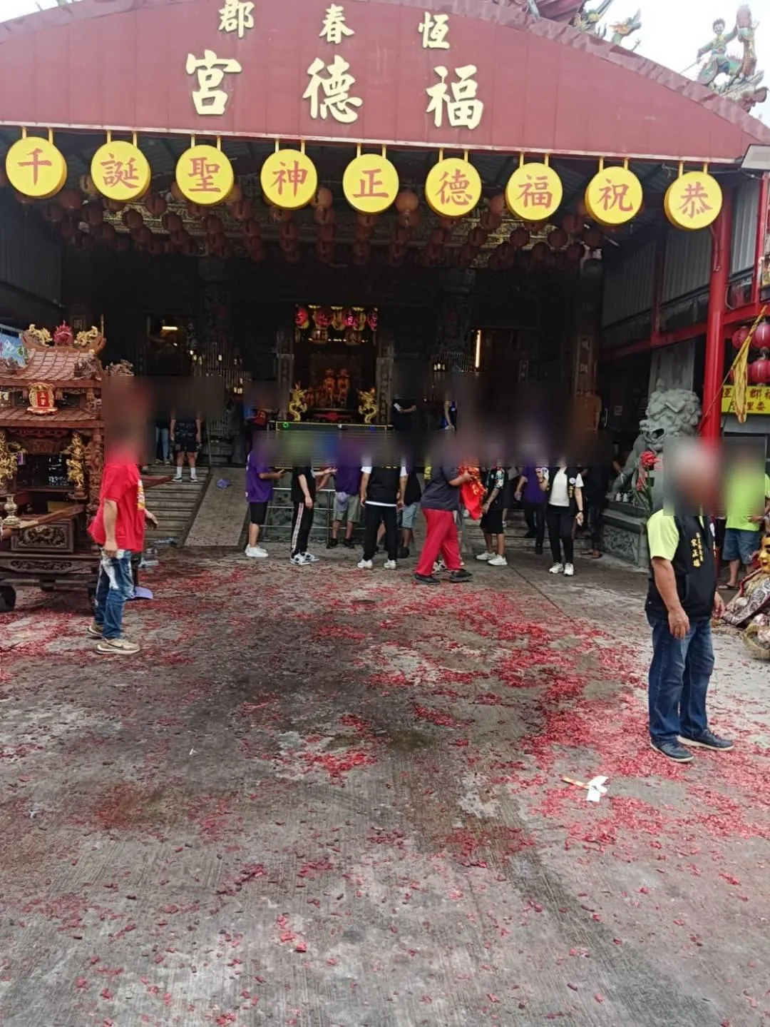 昨（20）日下午，新北市金山財神廟信眾前往屏東恆春福德宮參香時，發生意外事故，鞭炮炸傷8人。（圖/警方提供）