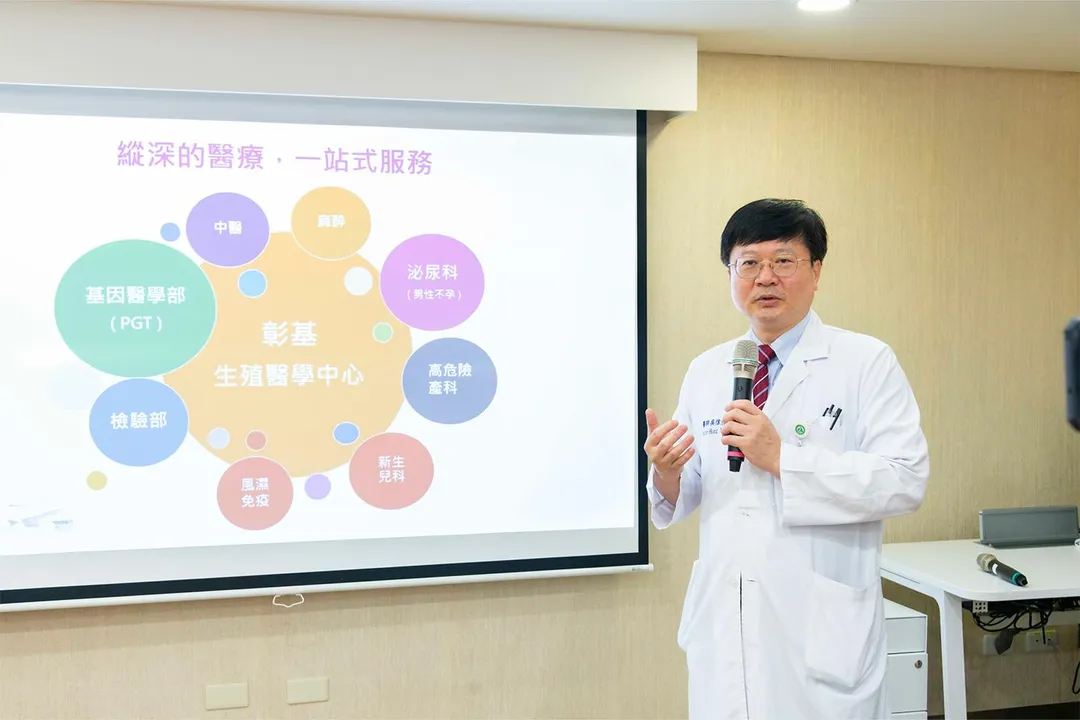 吳信宏醫師表示,小如歷經11年求子之路,在團隊整合多科資源,精準調整體質,首次植入即成功懷孕,並全程嚴密監控,終於順利迎來健康寶寶。(圖/彰化基督教醫院提供)