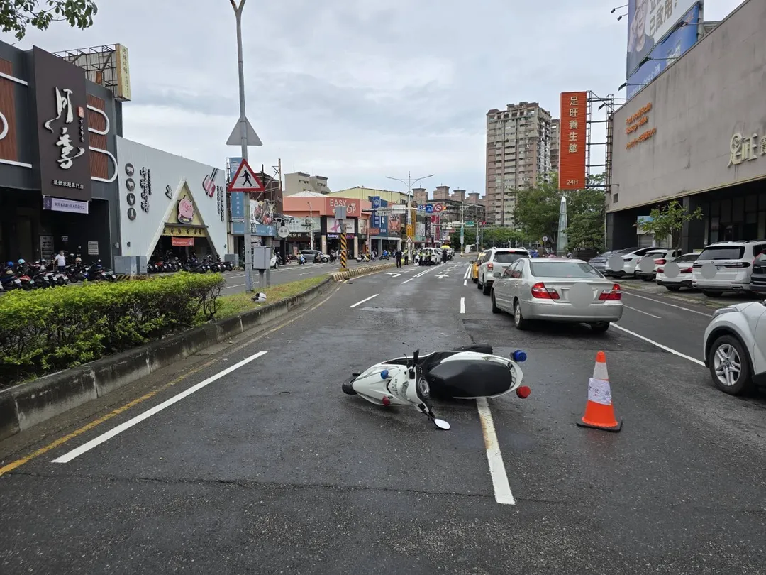 台南員警在崇善東路發現一輛涉及車禍頂替案的自小客車,欲攔查時,該車駕駛不願配合並加速逃逸,竟撞到警用機車逃離現場。(圖/中天新聞)