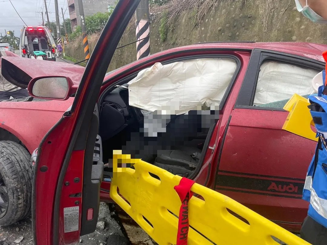 消防人員立即展開搶救行動，成功將受困的張男救出，但晚間7點20分仍遺憾傷重不治。（圖/民眾提供）