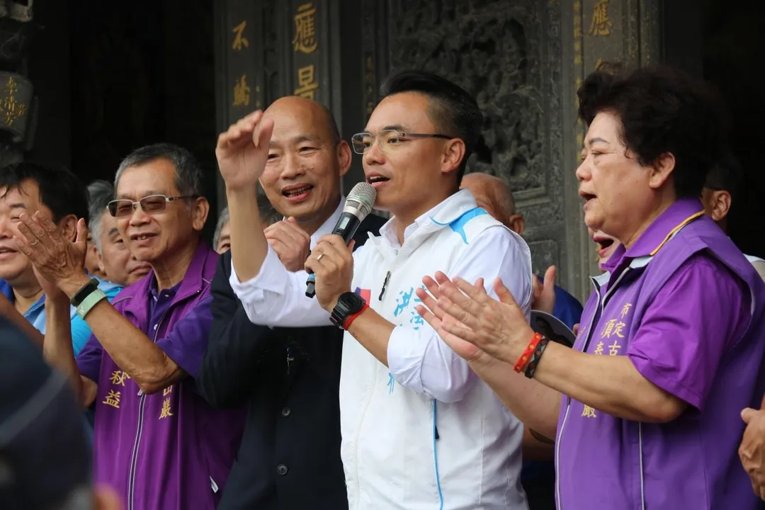洪孟楷今日一早街頭拜票時，遇到一位為他加油打氣的民眾，一句「你們一定要撐住，我們挺你」，讓洪孟楷深受感動。（圖取自洪孟楷臉書）