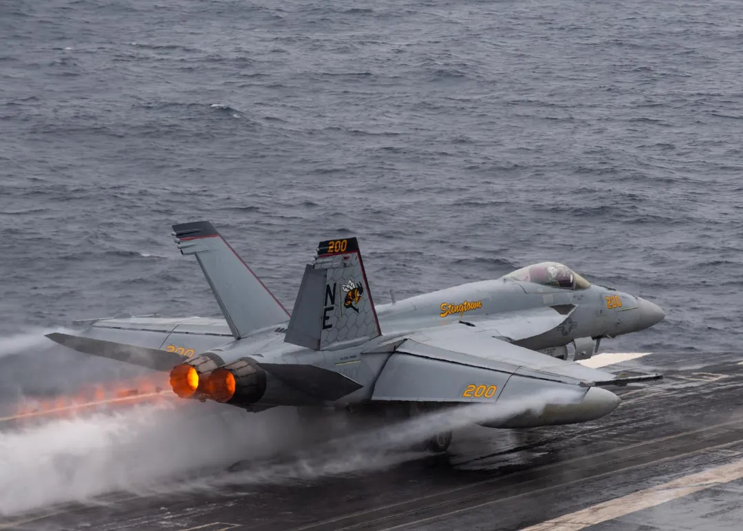 美軍F/A-18E戰機從卡爾文森號航艦彈射起飛。(圖/美國海軍)